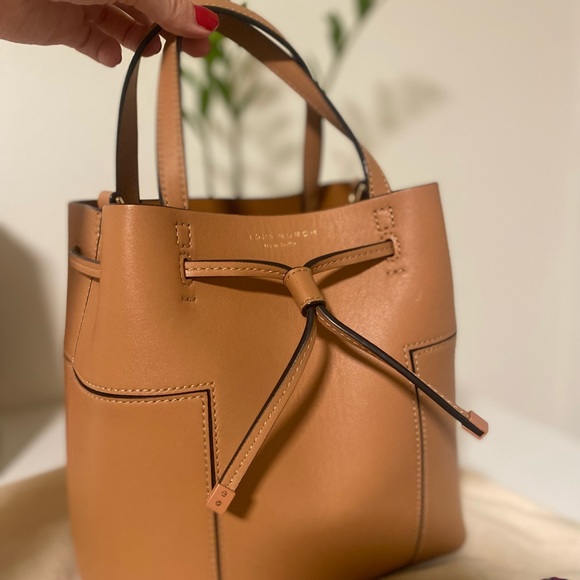 Tory Burch bucket bag with crossbody strap - Picture 2 of 5